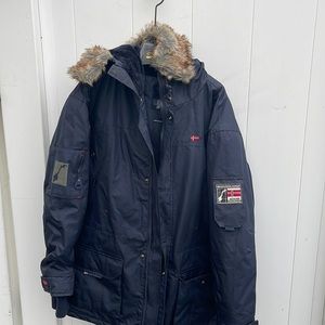 Hardly worn heavy winter coat. Great for cold areas!